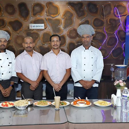 De Falcon Goa Beach Resort Candolim Bagian luar foto
