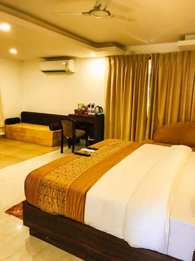De Falcon Goa Beach Resort Candolim Bagian luar foto